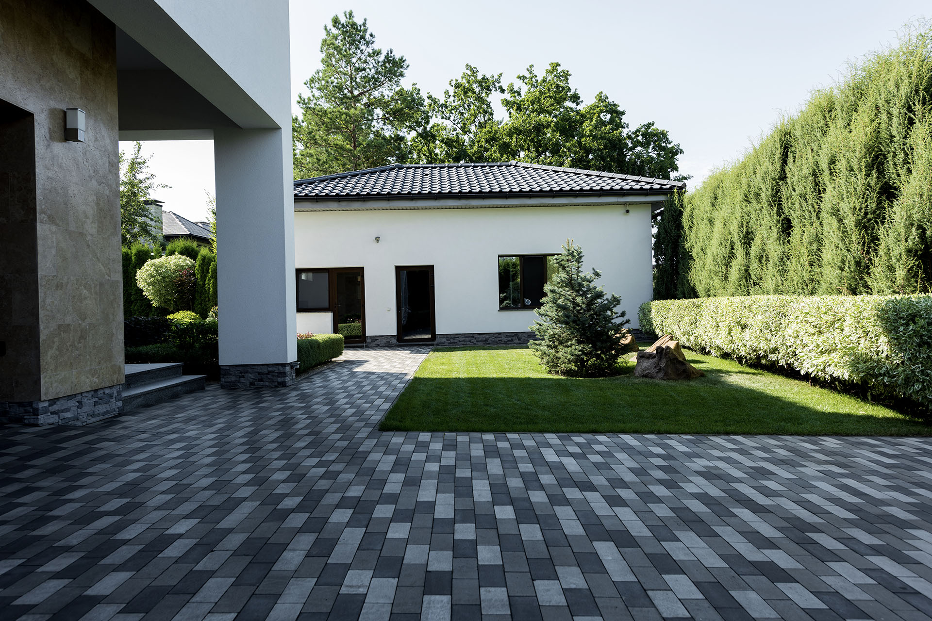 Driveways & Walkways: Asphalt, Concrete, Interlock